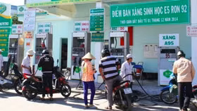 Bộ Tài chính: Không giảm thuế BVMT để kích cầu xăng E5