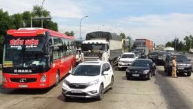 Hàng chục ô tô "vây" trạm thu phí Quán Hàu gây ách tắc giao thông