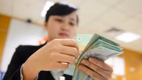Ngân hàng thưởng Tết thấp, “truy lĩnh” lương cao