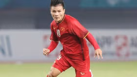 Cầu thủ Quang Hải cùng SHB đón Cup Ngoại hạng Anh và Cup Liên đoàn Anh