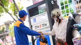 Bộ Tài chính đề xuất giảm thuế nhập khẩu với xăng xuống 10%