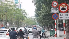 Hà Nội cấm taxi, xe hợp đồng trên 10 tuyến phố