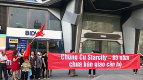 Cư dân StarCity Lê Văn Lương biểu tình đòi sổ đỏ