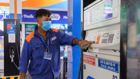 Bộ Công Thương lý giải nguyên nhân giá xăng đạt mức cao nhất từ trước tới nay?