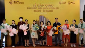 Cư dân T&T DC Complex chính thức nhận bàn giao giấy chứng nhận quyền sử dụng đất