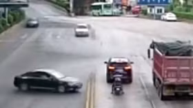 Ô tô mất lái đâm trúng xe gắn máy dừng chờ đèn đỏ