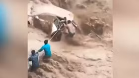 Nhầm chân ga, ô tô lao thẳng vào dòng nước lũ