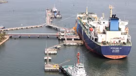 Xăng dầu nhập khẩu qua cảng Sài Gòn giảm mạnh!