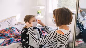 Quan chức y tế Anh cảnh báo về khả năng Covid-19 gây ra triệu chứng mới ở trẻ em