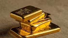 Giá vàng thế giới chạm đáy, trong nước tiếp tục đà giảm