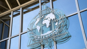 Interpol ban hành lệnh truy nã đối với vợ của một quan chức Hoa Kỳ