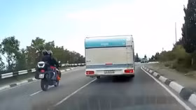 Vượt ẩu, xe gắn máy bị đâm văng trên đường