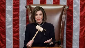 Chủ tịch Hạ viện Mỹ Nancy Pelosi từ chức