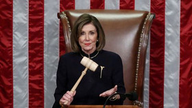 Chủ tịch Hạ viện Mỹ Nancy Pelosi từ chức