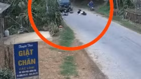 Tài xế ôm đầu khóc khi xe máy lao thẳng vào đầu xe tải