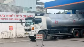 Bộ Tài chính sẽ tiếp tục tăng chi phí đưa xăng dầu về cảng