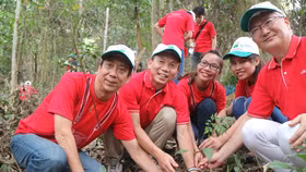 Canon ra quân trồng rừng “ Vì một Việt Nam xanh” 2017
