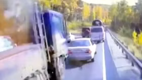 Cận cảnh xe tải “ủi” hàng loạt ô tô trên đường