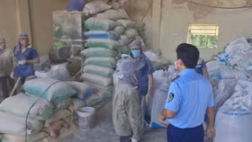 Phát hiện hàng chục tấn cám mỳ trộn bột đá tại Công ty TNHH NVT Tiến Thành