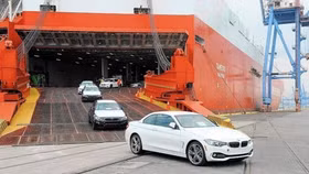 Ô tô nhập khẩu nguyên chiếc bất ngờ tăng tới 34% trong tháng 7