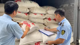 QLTT Quảng Bình tạm giữ hơn 7 tấn đường nhập lậu đang vận chuyển từ Quảng Trị ra Hà Nội tiêu thụ