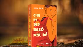 Câu chuyện về chú bé đeo balo màu đỏ