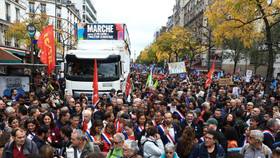 Hàng nghìn người biểu tình ở Paris để phản đối giá cả leo thang