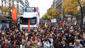 Hàng nghìn người biểu tình ở Paris để phản đối giá cả leo thang