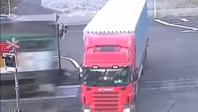 Vượt đèn đỏ băng qua đường ray, container bị tàu hỏa... “xé đôi”