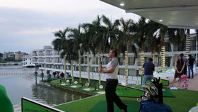 Hà Nội cho tập golf nước, mở lại du thuyền trên hồ Tây