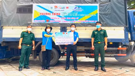 Nhật ký chống dịch Covid-19: Bình Phước trao 900 túi quà đến vùng dịch Bình Dương