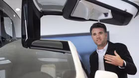 Không chỉ Elon Musk, giám đốc thiết kế Tesla cũng thích … “cà khịa” Apple