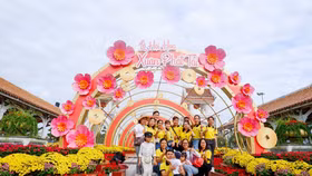 Hàng ngàn du khách tới "check in" lễ hội hoa tại Sun World Danang Wonders