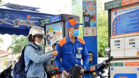 Thủ tướng yêu cầu xem xét giải pháp giảm chi phí điện, xăng dầu