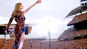 Khách du lịch mạnh tay chi tiền tham dự các show diễn, giải đấu nước ngoài