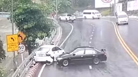 Mưa gió, mất lái, ô tô tụt dốc trong mưa bão