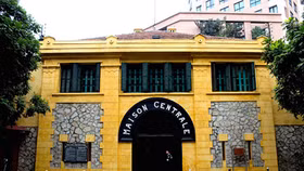 Kích cầu du lịch nội địa, Di tích Nhà tù Hỏa Lò miễn phí nhiều dịch vụ