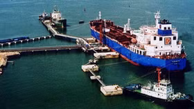 Tăng chi phí đưa xăng dầu từ nước ngoài về cảng: Chưa giải quyết được vấn đề!