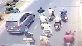 Xe tải “càn quét” 7 xe gắn máy đang dừng chờ tín hiệu giao thông