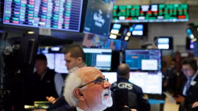 Phố Wall chìm trong sắc đỏ sau phiên điều trần của chủ tịch Fed Jerome Powell