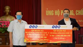Tập đoàn FLC ủng hộ Vĩnh Phúc 3,5 tỷ đồng và hiện vật phòng chống Covid-19
