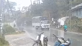 Trời mưa xe tải mất lái, đâm văng xe máy trên đèo Mimosa (Đà Lạt)