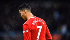 Cristiano Ronaldo phá kỷ lục mọi thời đại của FIFA sau khi ghi bàn thắng thứ 806 trong sự nghiệp
