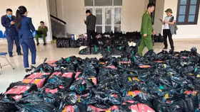 Thu giữ hàng nghìn chai rượu ngoại lậu được vận chuyển trên xe... thư báo