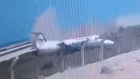 Máy bay trượt khỏi đường băng lao vào hàng rào khi đang hạ cánh