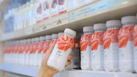 Thức uống từ sữa tươi và dâu tây tự nhiên cho năng lượng đón mùa hè đặc biệt hậu COVID-19