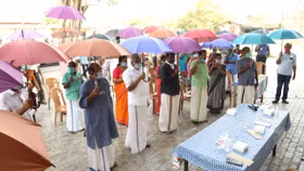 Ấn Độ: Phát 10.000 chiếc ô để giúp duy trì giãn cách xã hội