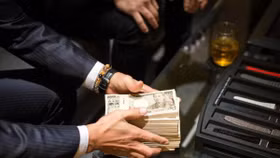 Người dân Nhật Bản tiếp tục tích trữ tiền mặt với tốc độ kỷ lục