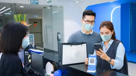 NHNN: Giao dịch thanh toán không dùng tiền mặt tăng gần 100% trong 6 tháng đầu năm