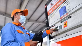 Giá xăng tiếp tục giảm mạnh lần thứ 3 liên tiếp, về mức hơn 26.000/lít